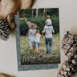 Autograf | God jul Lodrät Photo Julkort<br><div class="desc">Skicka semesterhälsningar till vänner och familj i chic stil med våra fotokort för elegant. Designen innehåller ditt favoritfoto med lodrät eller porträtt med "God jul" överlagrad längs grund med vitt,  skrift. Anpassa med din familj namn och året i nedre högerna.</div>