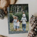 Autograf | God jul Lodrät Photo Julkort<br><div class="desc">Skicka semesterhälsningar till vänner och familj i chic stil med våra fotokort för elegant. Designen innehåller ditt favoritorienterade lodrät- eller porträtt-foto med "God jul" överlagrad över överkanten i vitt skrivna skript. Anpassa med din familj namn och året därunder.</div>
