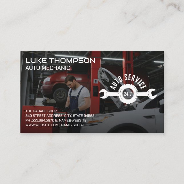 Automatiskt mekaniskt arbete med bilmotor i garage visitkort (Framsida)