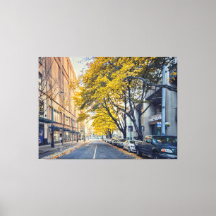 Autumn City Street med Gult Träd Canvastryck