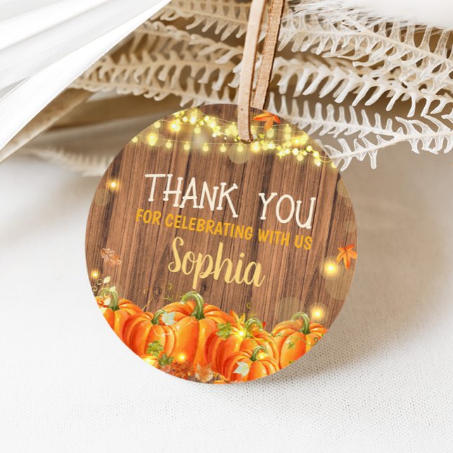 Autumn Rustic Pumpkin Patch Birthday Round Gåvor Etiketter (Autumn Rustic Pumpkin Patch String Lights Birthday Round Favor Tags)