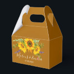 Autumn Sunblommor Personligt bröllp Presentaskar<br><div class="desc">Söt Höst-/höstbröllopsfack har vattenfärgssolrosbukett på guldbrun bakgrund med vita textblock i anpassade i modernt typsnitt</div>