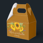 Autumn Sunblommor Personligt bröllp Presentaskar<br><div class="desc">Söt Höst-/höstbröllopsfack har vattenfärgssolrosbukett på guldbrun bakgrund med vita textblock i anpassade i modernt typsnitt</div>