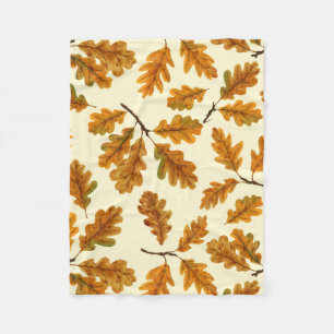 Autumnal ek löv på benvit fleecefilt