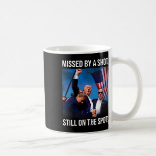 av ett historiskt ögonblick för Shot Donald Trump Kaffemugg