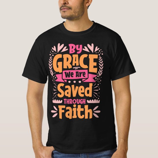 Av Grace har vi räddats genom Faith, Påsk T Shirt (Framsida)