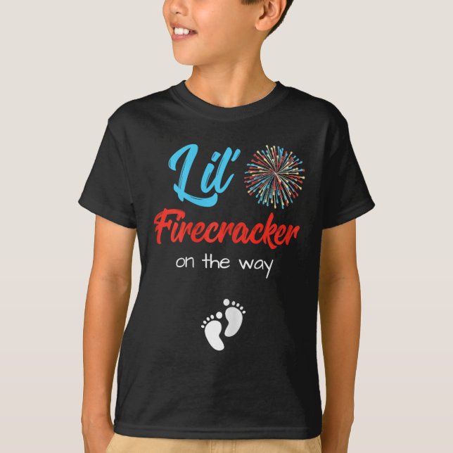 AV Juli Gravid Shirt Lil'Firecracker på Wa T (Framsida)