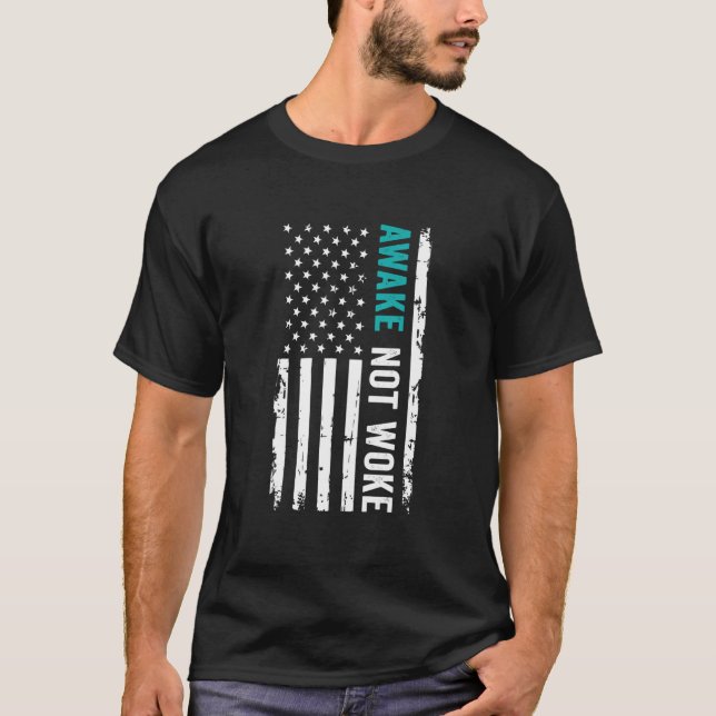 AVakna Not Woke American Flagga Konservativ T Shirt (Framsida)