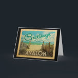 Avalon Beach Vintage resor Kort<br><div class="desc">I Hälsning från Avalon-vintagens vykort finns en sandstrand med en vacker turkoshav över vatten och över havet,  ett blå himmel med gigantiska vita moln. I vintage resor stil.</div>