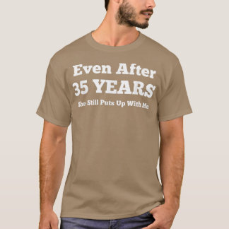Även efter 35 år tar hon fortfarande upp med mig A T Shirt