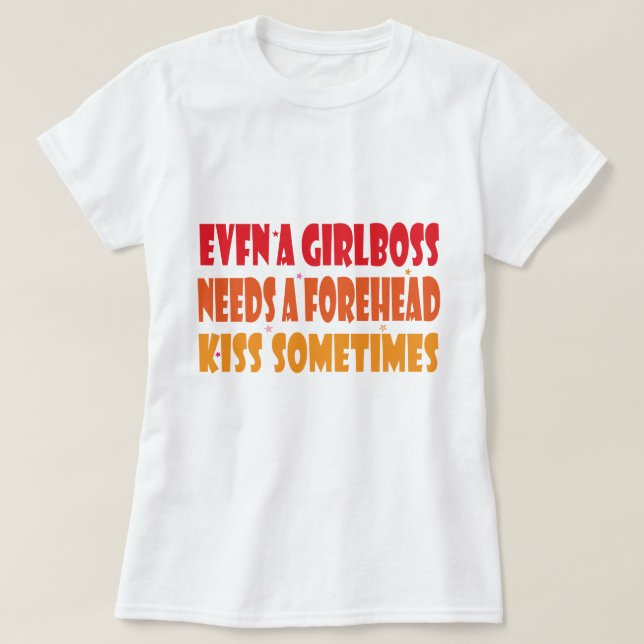 ÄVEN EN GIRLBOSS BEHÖVER EN FRÄMJAD KISS IBLAND E T SHIRT (Design framsida)