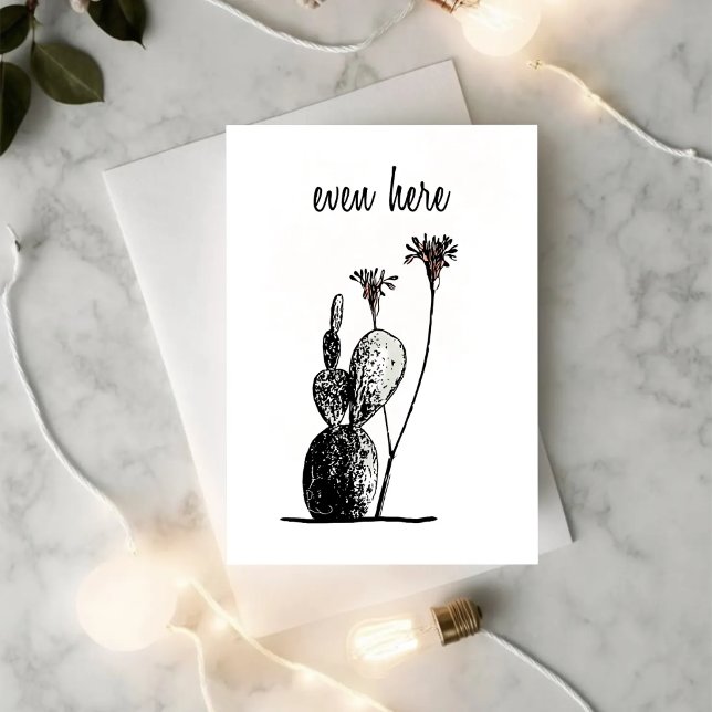 Även här — minimalistisk kaktus uppmuntringskort kort (Minimal cactus greeting card with delicate blooms and “even here” text on soft neutral background)