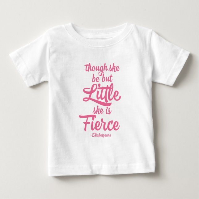 Även om hon är liten är hon hård. tee shirt (Framsida)