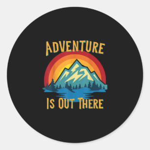 Äventyr är ute där Retro Sunset Mountain Runt Klistermärke