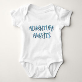 Äventyr Awaits Baby Bodykostymer T Shirt