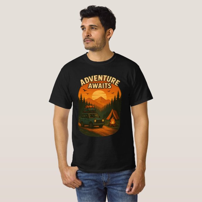 Äventyr Awaits Camping T-Shirt | Anställning, reso (Hel framsida)