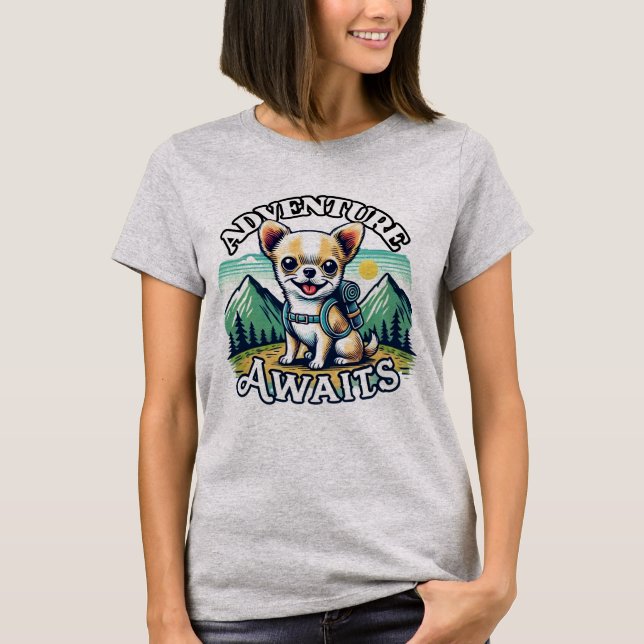 Äventyr Awaits Chihuahua T Shirt (Framsida)