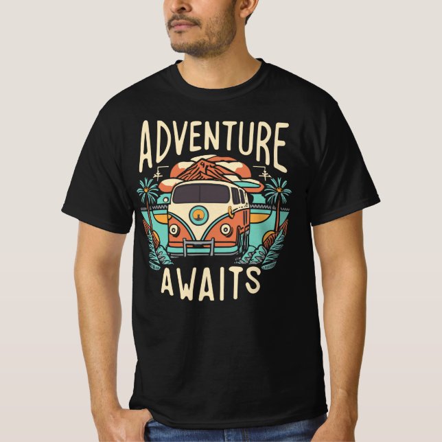 Äventyr Awaits Funny Tshirt T Shirt (Framsida)