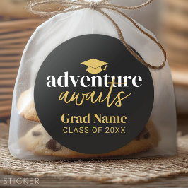 Äventyr Awaits - Grad Namn och Cap - Black Guld Runt Klistermärke