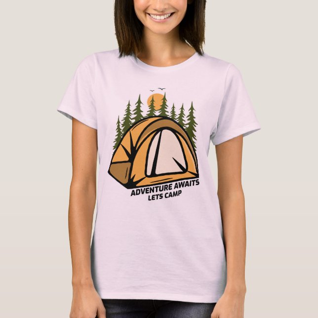 ÄVENTYR AWAITS LETS CAMP T SHIRT (Framsida)