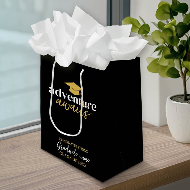 Äventyr Awaits - Namn Cap Black Guld Studenten (Custom Graduation Gift Bag with a pace for the graduate's name)