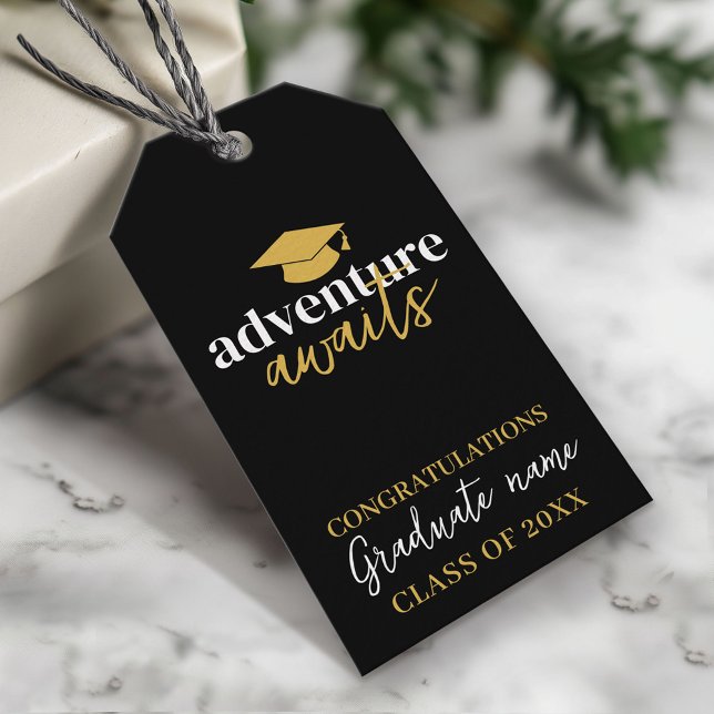 Äventyr Awaits - Namn Cap Black Guld Studenten Presentetikett (Custom Graduation Gift Tag - Modern Black and Gold Design)