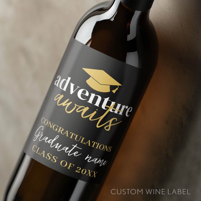 Äventyr Awaits - Namn Cap Black Guld Studenten Vinflaska Etikett (Custom Graduation Wine Label - Celebrate the Graduate!)