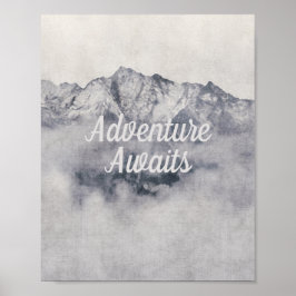 Äventyr Awaits Nature Misty Mountain Quote Poster