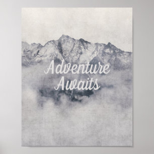 Äventyr Awaits Nature Misty Mountain Quote Poster