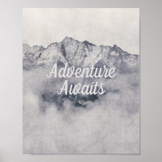 Äventyr Awaits Nature Misty Mountain Quote Poster (Framsidan)