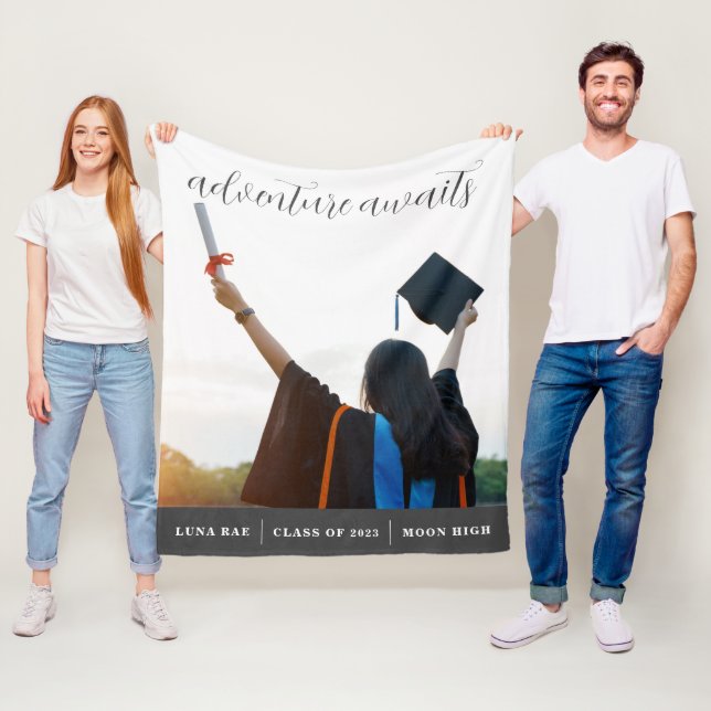 Äventyr Awaits Student Fleece Blanket (På plats)