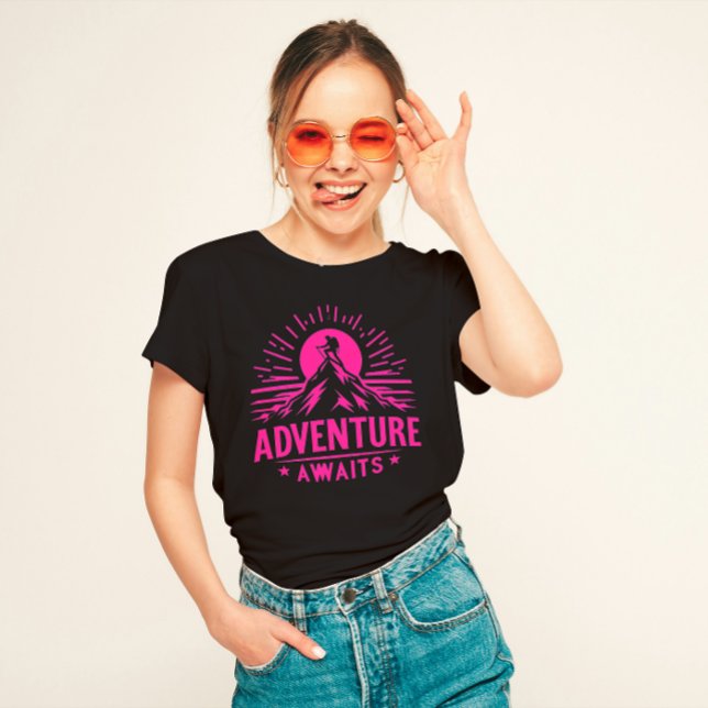 "Äventyr Awaits" T Shirt (Skapare uppladdad)