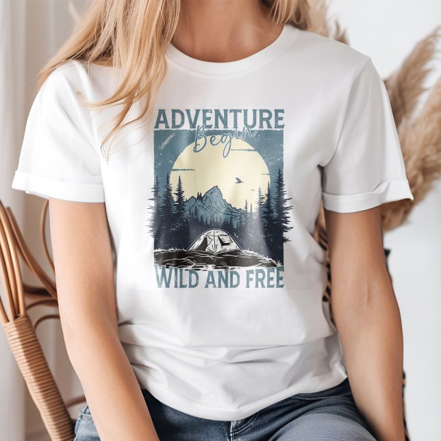 "Äventyr Begin" bergsmontenebeläggning med fullt l T Shirt ("Adventure Begin" Mountain Full Moon Landscape T-Shirt on a young woman.)
