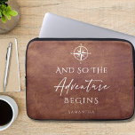 Äventyr Begins Brown Leather Personlig Laptop Fodral<br><div class="desc">Snyggt Äventyr: brunt läder personlig laptop sleeve. Utformningen har en sofistikerad brunt läderbakgrund med vit kompass och motiverande citat: "Och så startar äventyr". Anpassa med ditt namn för att göra det unikt för dig.</div>