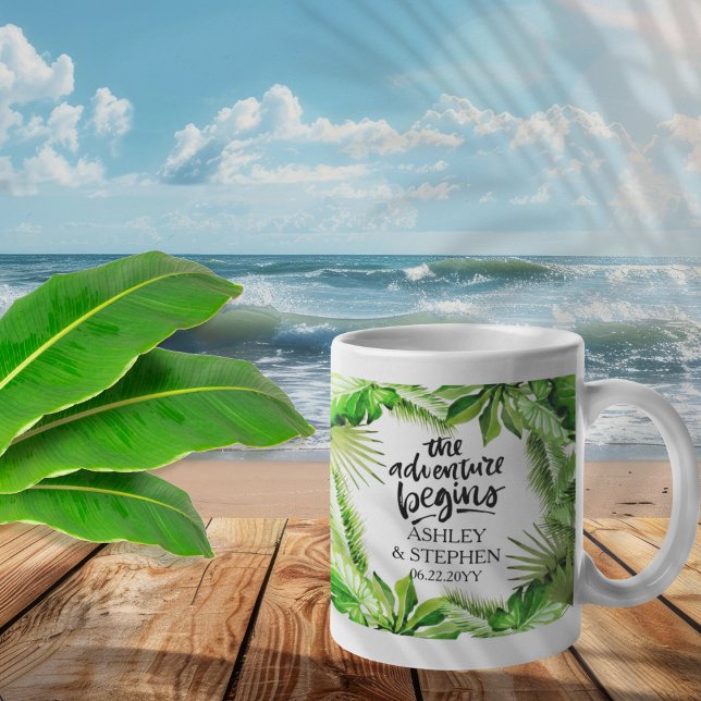 Äventyr börjar med Tropiska Bröllop Namn | Datum Kaffemugg ("The Adventure Begins" Tropical Greenery Wedding | Couple's Names and Date Coffee Mug)