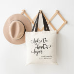 Äventyr börjar | Personligt bröllp Välkommen Tygkasse<br><div class="desc">Välkomna gäster till ditt bröllop helg eller destinationsbröllop med chicen och den moderna personligen tote bags. Designfunktionerna "och så startar äventyr" i klassiskt skript med svart hand,  med namn och bröllop-datum under.</div>