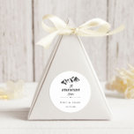 Äventyr börjar ⎥ Rustic Round Sticker Runt Klistermärke<br><div class="desc">Anpassa detta "äventyr börjar" runda klistermärke och ändra namn,  datum,  typsnitt eller pappra färg för att göra det till ditt eget. Den här designen har en vacker vintage med ett noggrant urval av typsnitt och illustrationer</div>