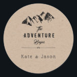 Äventyr börjar ⎥ Rustic Round Sticker Runt Klistermärke<br><div class="desc">Anpassa detta "äventyr börjar" runda klistermärke och ändra namn,  datum,  typsnitt eller pappra färg för att göra det till ditt eget. Den här designen har en vacker vintage med ett noggrant urval av typsnitt och illustrationer</div>