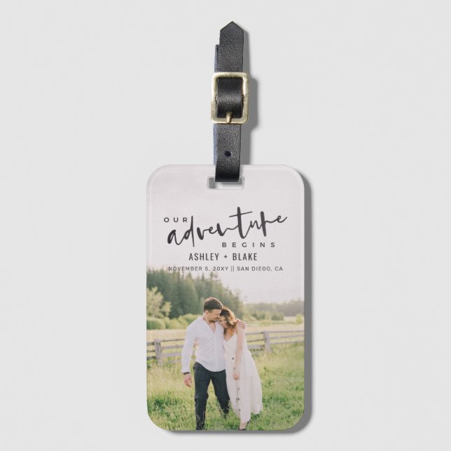 Äventyr börjar skriptfotospara datum bagagebricka (Framsida vertikal)