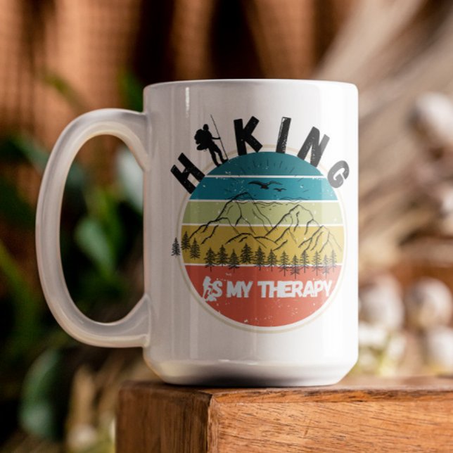 Äventyr-citattecken Hiking är terapiåterfärgning Kaffemugg (Skapare uppladdad)