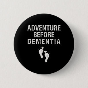 Äventyr före dementia Funny Wanderlustresa Knapp