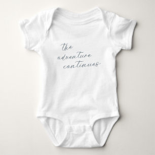 Äventyr fortsätter bebisdräkten t shirt