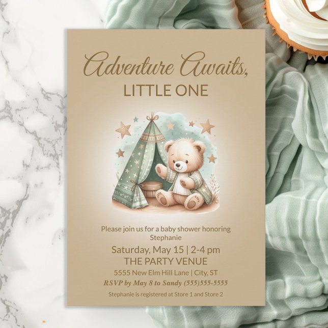 Äventyr inväntar könsuppehållande björn Baby Inbjudningar (Teddy bear camping in tent "Adventure Awaits" gender neutral baby shower invitation)