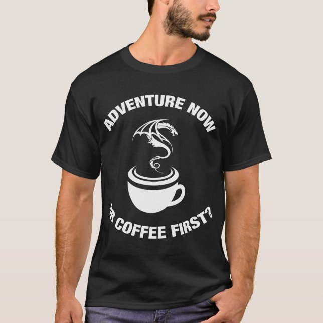 Äventyr Now eller Coffee First Tabletop Adventurer T Shirt (Framsida)