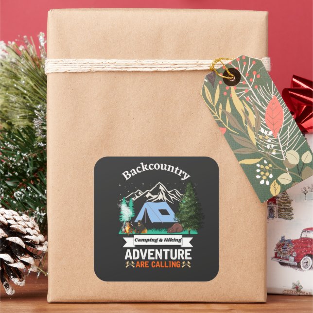 Äventyr ringer oss fyrkantigt klistermärke (Semester)