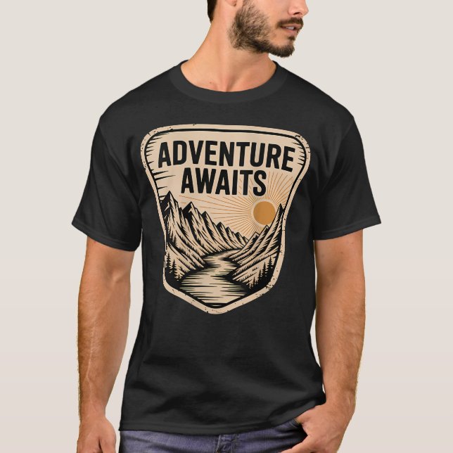Äventyr Väntar Berg Flod Solnedgång T Shirt (Framsida)