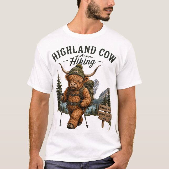 Äventyr Väntar: Highland Ko Hiking Grafisk Desi T Shirt (Framsida)