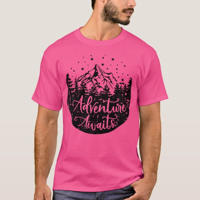 Äventyr väntar i Underbaren utomhus på camping T Shirt (Framsida)