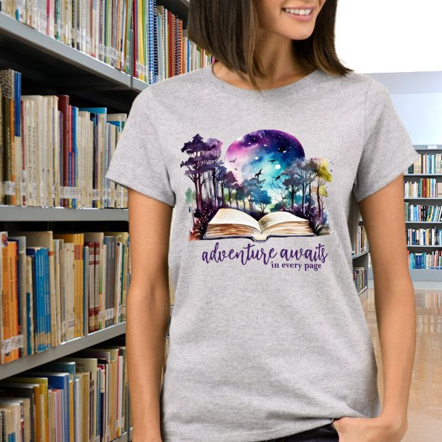 Äventyr väntar i varje sidläsargåva t shirt (Skapare uppladdad)