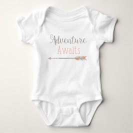 Äventyr väntar på babydräkten tee shirt